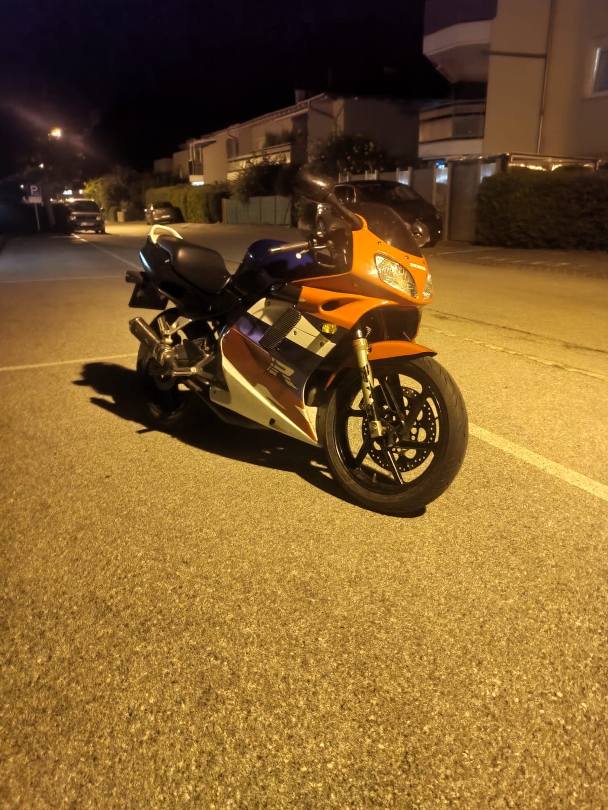 NSR 125 — bei Nacht